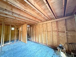 Cottage construction with a wooden ceiling and gravel floor in Horná Mariková.