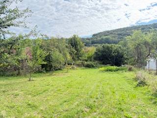 The garden of a family house in Krivosúd-Bodovka on Krivosúd - Bodovka street surrounded by greenery.