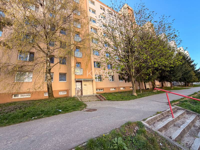 The apartment building on Murániho Street in Nitra with surrounding greenery offers 3-room apartments.