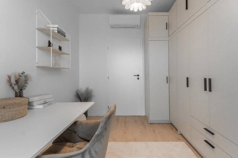 A study in a 3-room apartment with storage space, a desk, and decorative elements.
