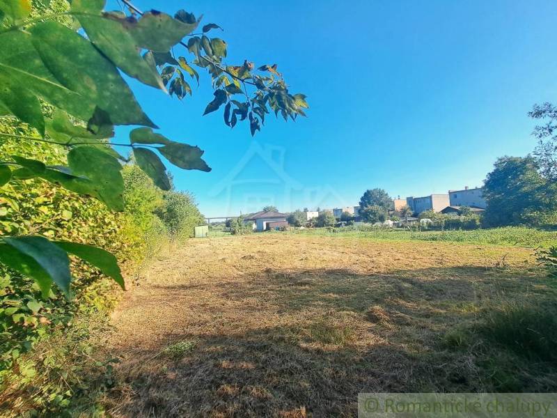 A peaceful green plot for living in Hosťová surrounded by nature and neighboring houses.