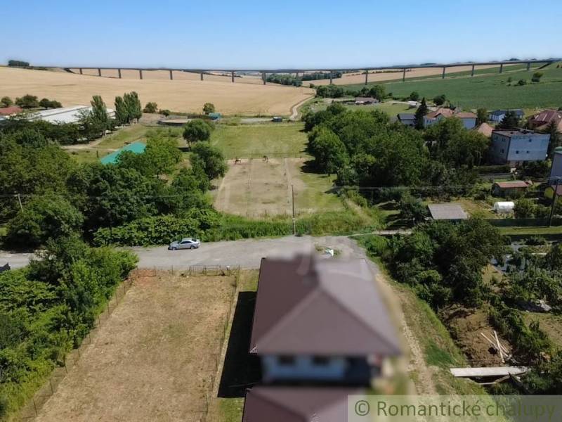 The host is showing rural residential plots with a panorama of the bridge in the background.