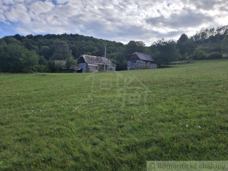 Green meadow with a rural building in Horný Tisovník, suitable for residential land.