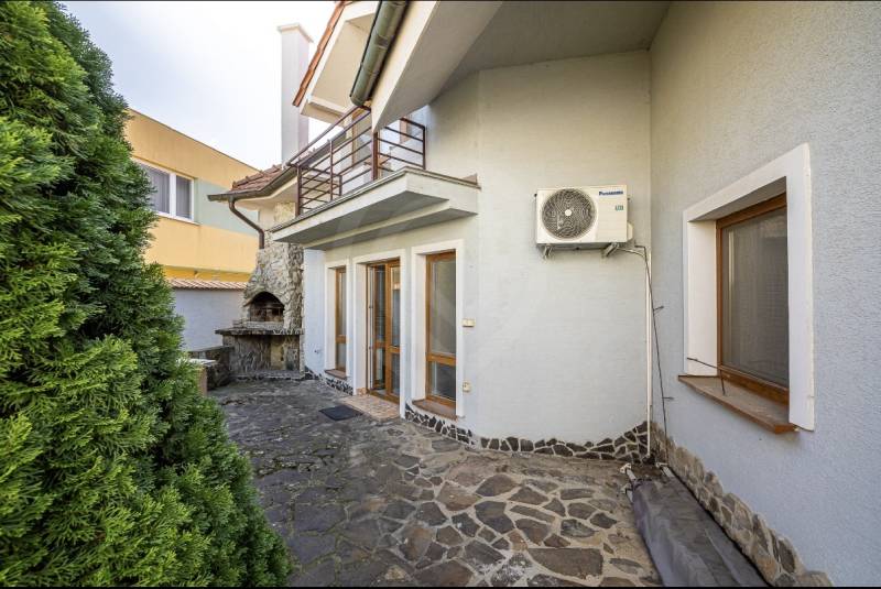 A family house on Podpriehradná Street in Bratislava-Vrakuňa, spacious terrace with a fireplace.