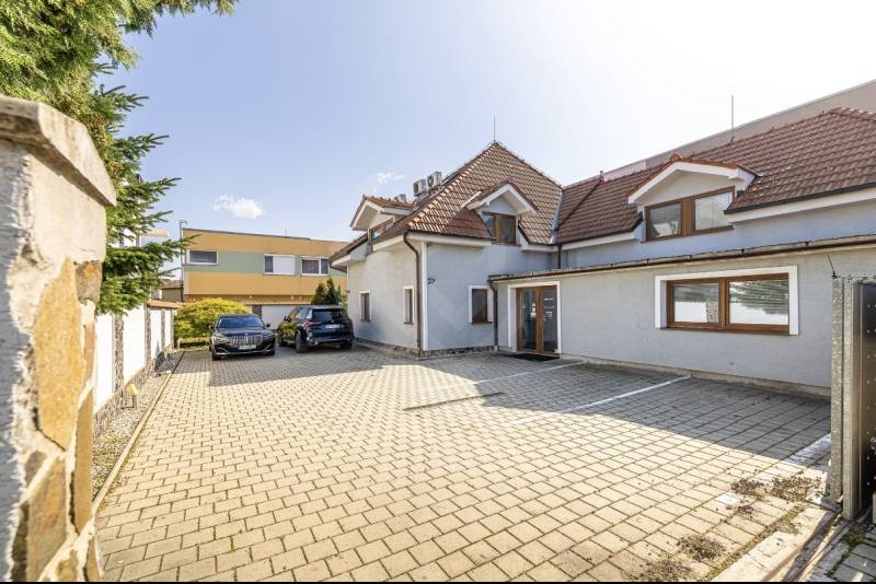 A family house on Podpriehradná Street in Bratislava-Vrakuňa with parking spaces.