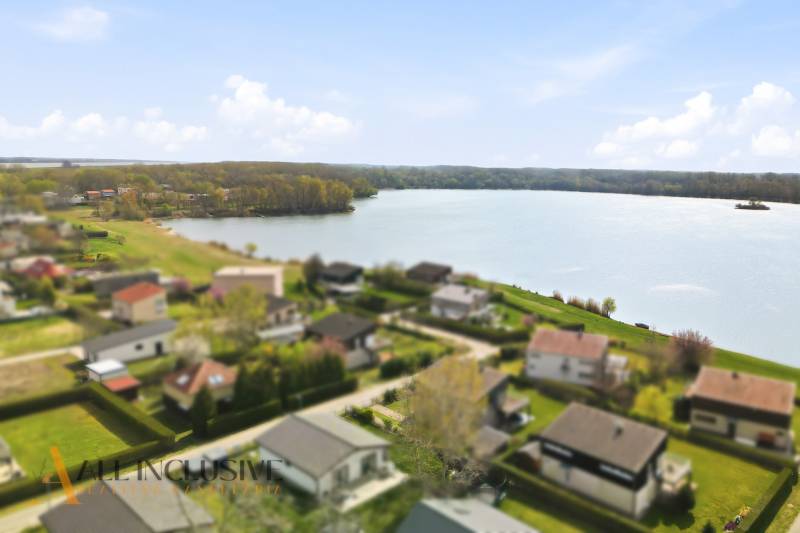 A cottage near the lake in Vojka nad Dunajom with a beautiful view of the water surface.
