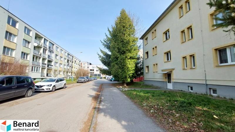 Buildings and cars on Obrancov Mieru Street in Prešov, suitable for a 2-room apartment.