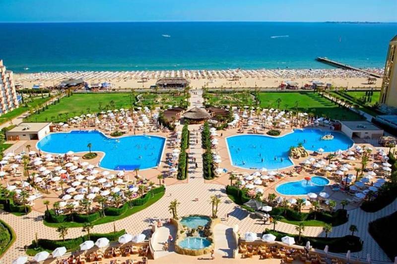 Swimming pools and the sandy beach in Sunny Beach provide an ideal place to relax.