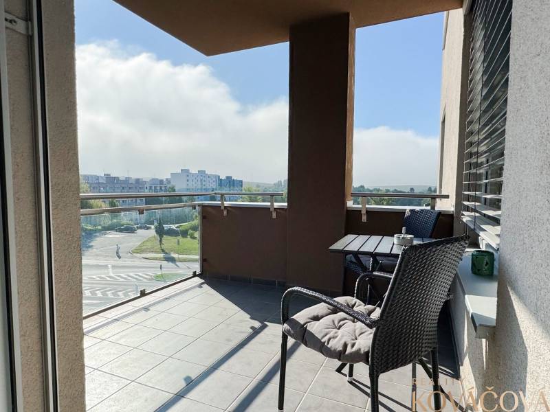 The balcony of a 3-room apartment on Saratovská Street in Trenčín with a view of the surroundings.
