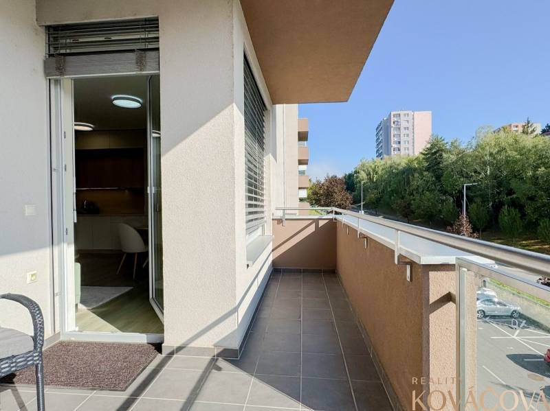 The balcony of a 3-room apartment on Saratovská Street in Trenčín with a view of the surroundings.