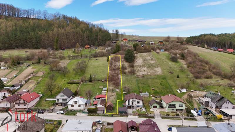 A residential plot in the village of Lietava next to Majer Street, surrounded by nature and neighboring houses.