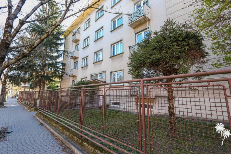 Apartment building with fencing on Sasinkova Street in Piešťany, suitable for a 3-room apartment.