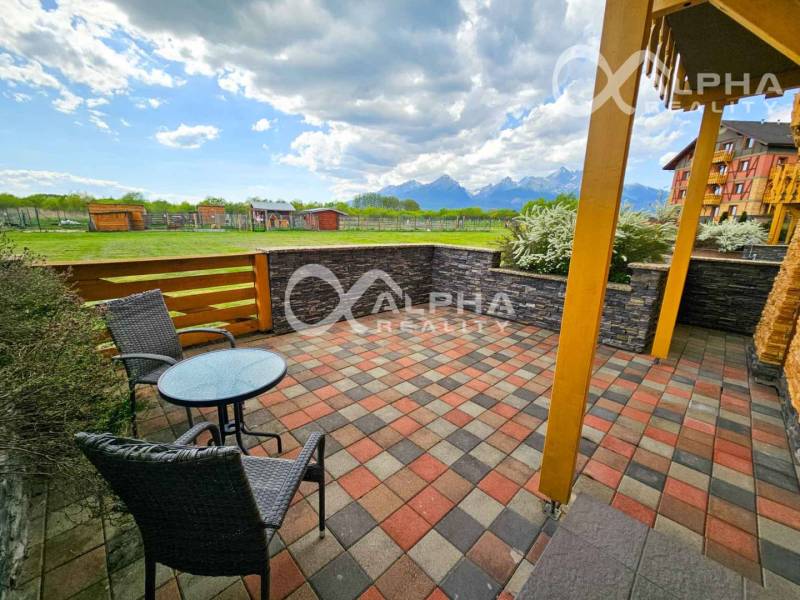 Terrace of a 2-room apartment in Veľká Lomnica with a view of the mountains and greenery.