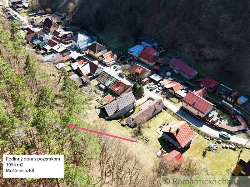 A view of cottages in Moštenica set in the forest and surrounding nature.