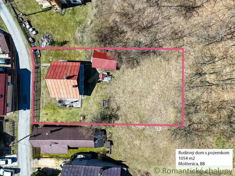 A cottage in Moštenica with a red roof surrounded by a plot of land measuring 1054 m².