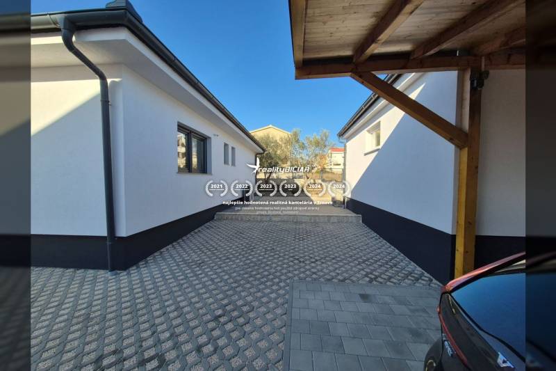 A nicely maintained driveway to a family house on Mulo Street in Vrsi.