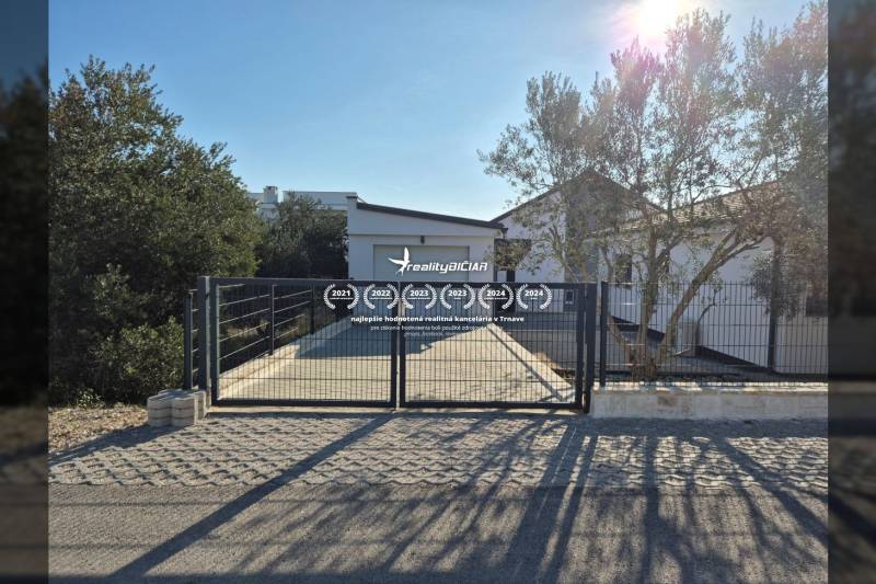 Family house in Vrsi on Mulo street with a gate, paving, and greenery.