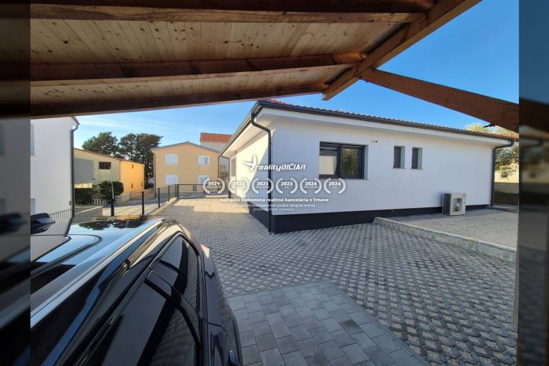 Family house on Mulo Street in Vrsi with a reinforced driveway and a wooden roof.