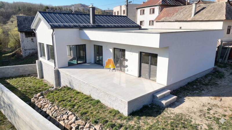 A family house on Lukavická Street in Lukavica with a spacious terrace and garden.
