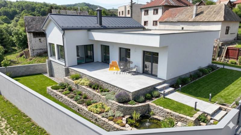 A family house on Lukavická Street in Lukavica with a garden and a terrace with a view.