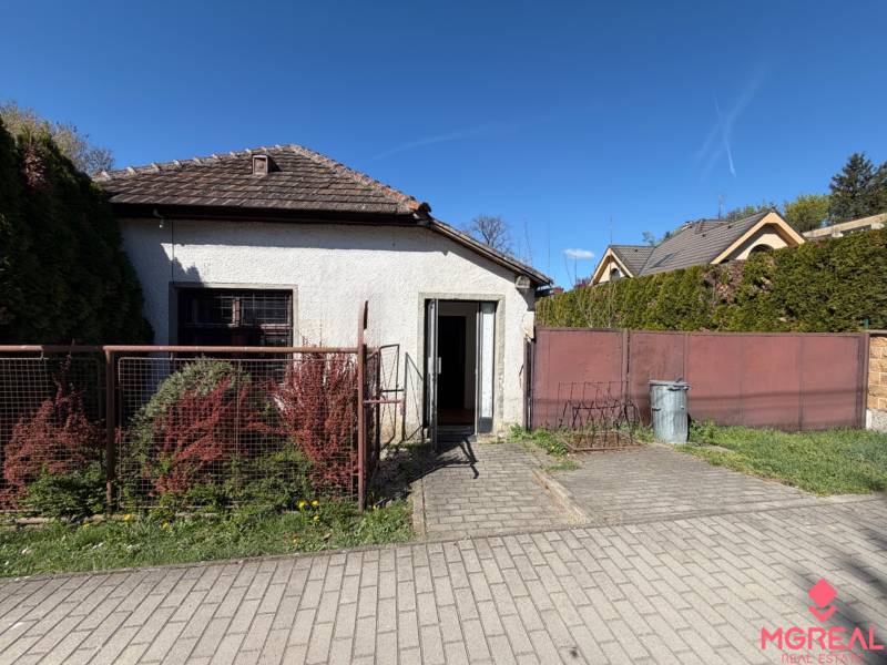 Family house on Farská Street in Horné Lefantovce, small yard, front garden, metal fence.