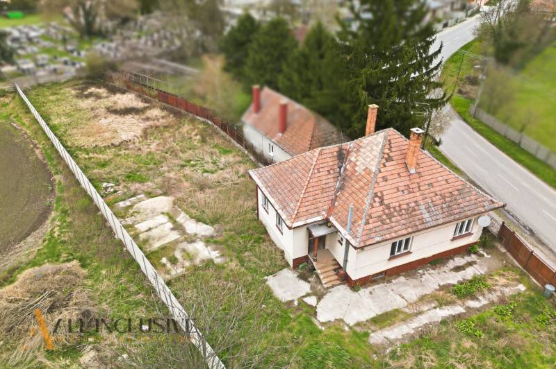 A family house in Michal na Ostrove surrounded by greenery and an access road.