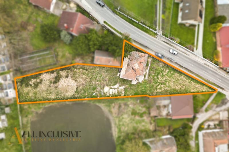 Aerial view of the property in Michal na Ostrove, outlined with a highlighted line.