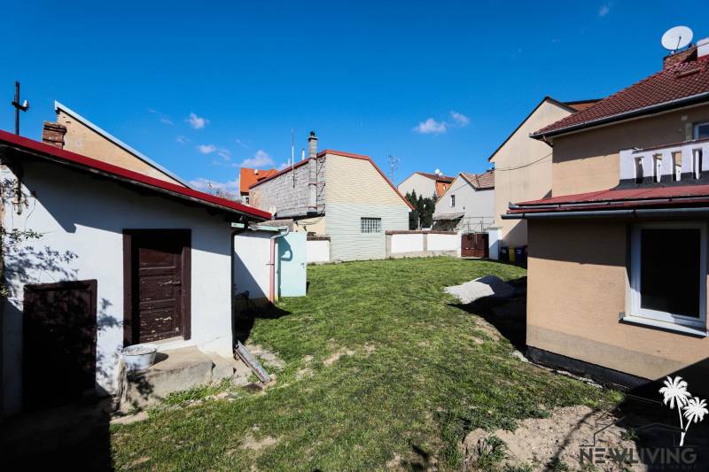 The garden behind the family house on Hviezdoslavova Street in Piešťany with a canopy and a fence.