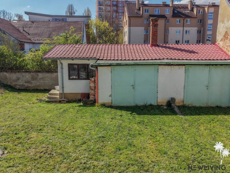 The garden of a family house on Hviezdoslavova Street in Piešťany with an older annex and a lawn.