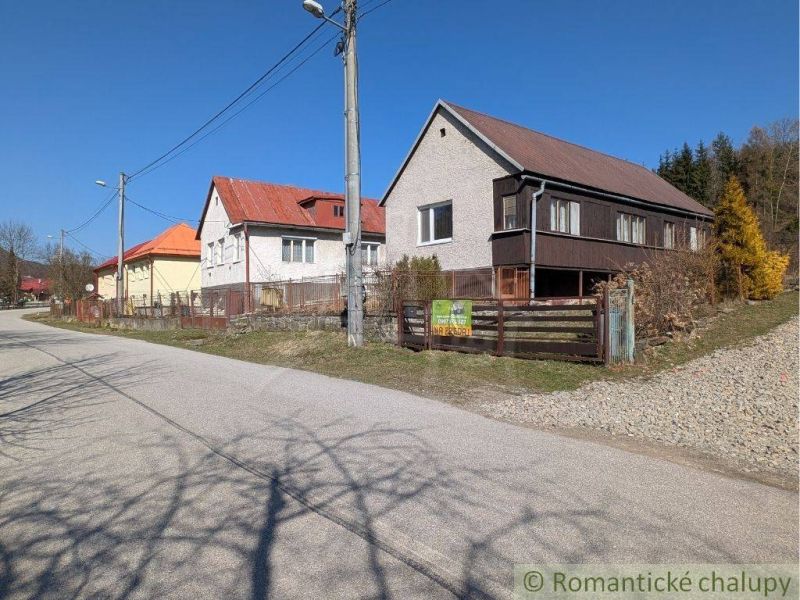 A family house in Kalinovo with a spacious yard and a sunny street.