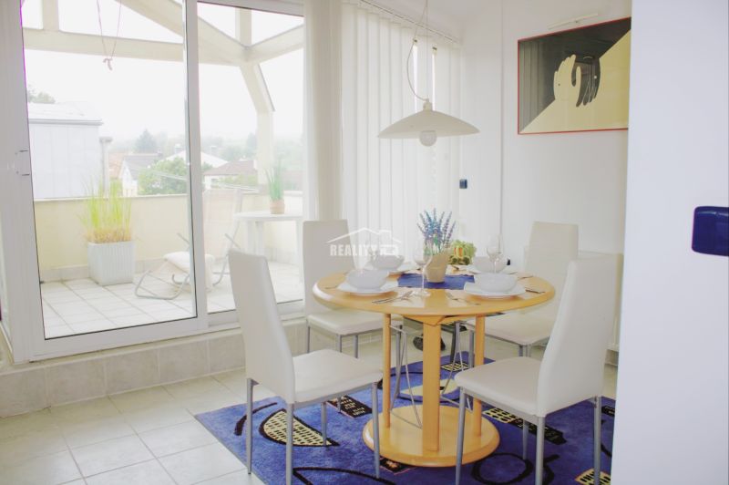 Dining area in a holiday apartment with a view of the terrace.