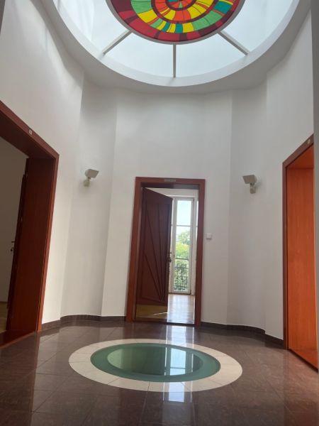 Round hallway with stained glass and doors on Štefánikova Street, suitable for offices.