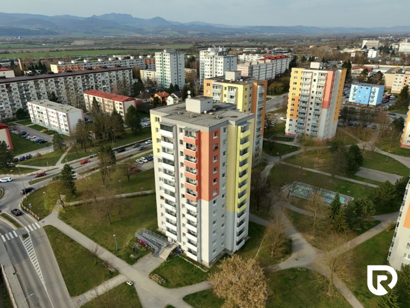 A view of 3-room apartments on Hurbanova Street in Dubnica nad Váhom and its surroundings.
