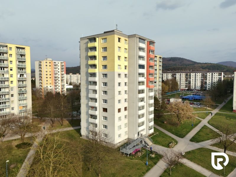 An apartment building on Hurbanova Street in Dubnica nad Váhom with 3-room apartments surrounded by greenery.