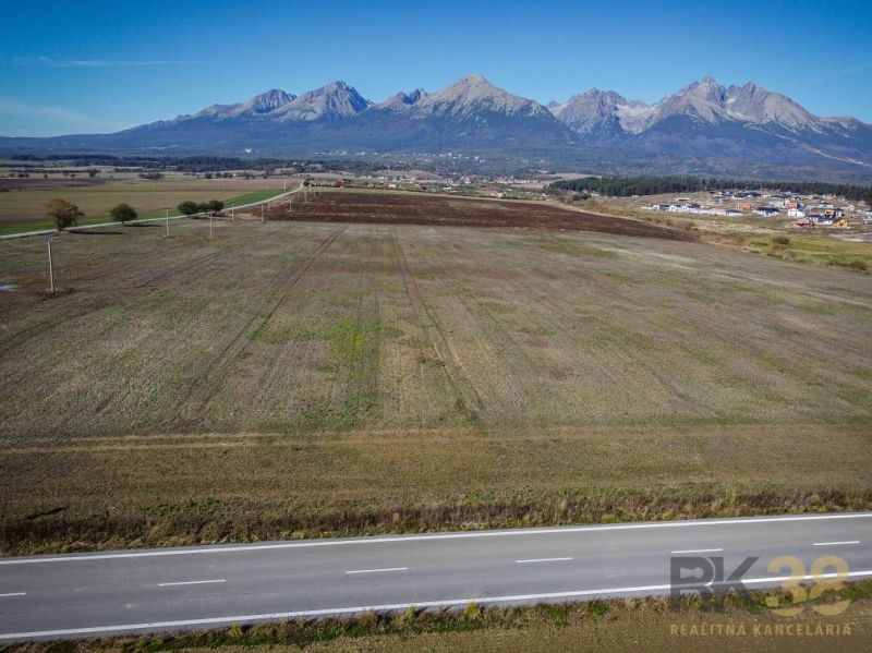 Plots - housing in Mlynica with a distant view of the mountains and an adjacent road.