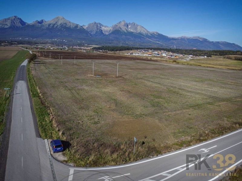 Plots - living near Mlynica, with views of majestic mountain scenery.