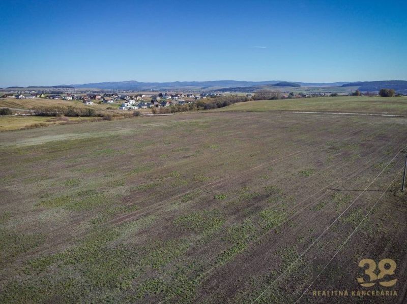 Lands - housing in Mlynica with a view of the hills and nearby dwellings.