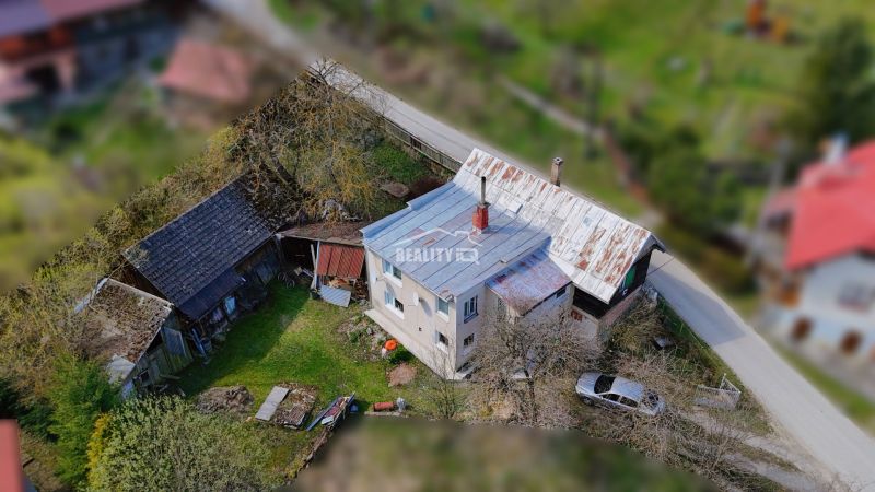 A family house in Petrovice with a yard and annexes by the road.