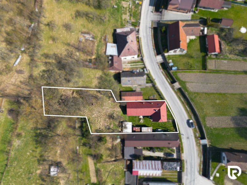 A family house on Dolná Poruba Street in Dolná Poruba with a large plot and an access road.