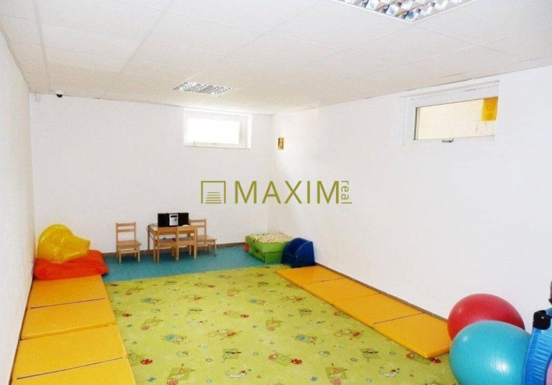 Children's corner in the cabin with colorful mats and a small table with toys.
