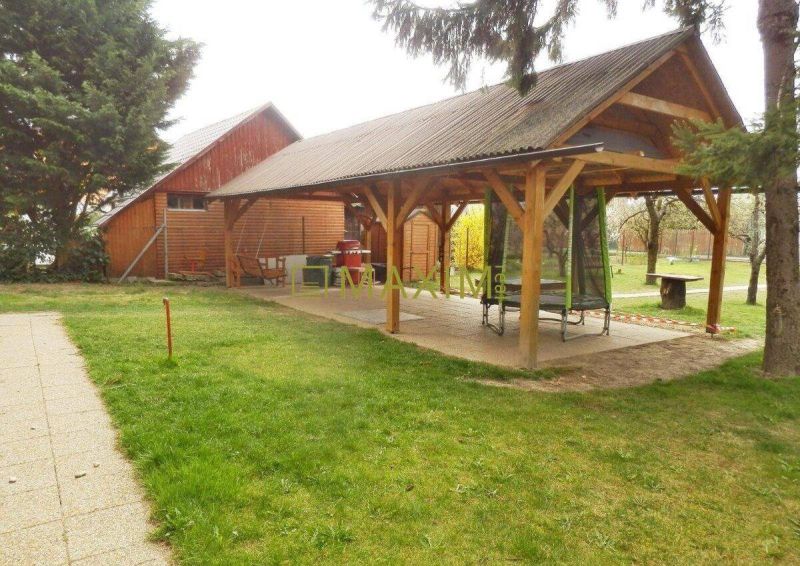 A garden by the cottage on Mokráň Záhon in Ružinov with a gazebo and a lawn.