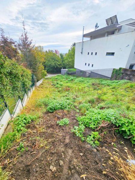 Garden and building on Tupého Street in Bratislava - Nové Mesto, Land - residential.
