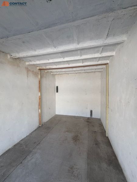 Concrete floor and white walls in the garage.