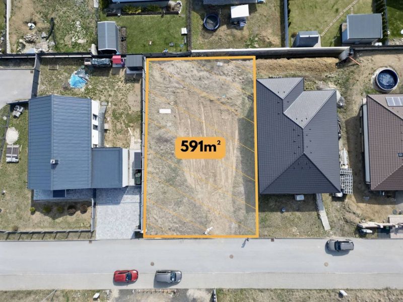 Plots - housing in Malý Slavkov, rectangular plot of 591 m² between family houses.