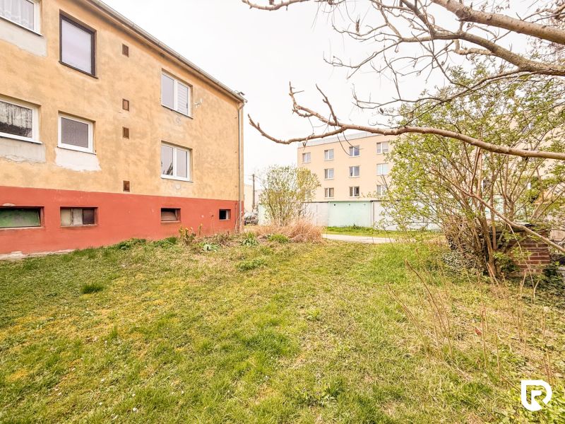 Apartment building with a grassy yard on Hrabovska Street in Trenčín, suitable for a 3-room apartment.