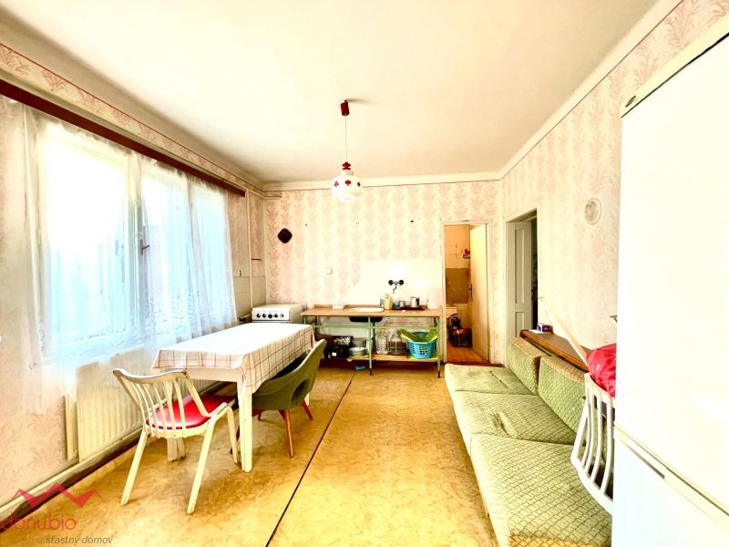Kitchen in a family house with a dining table and a sofa.