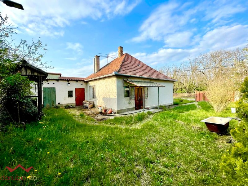 A family house in Dulovce with a large garden, lawn, and an outdoor bathtub.