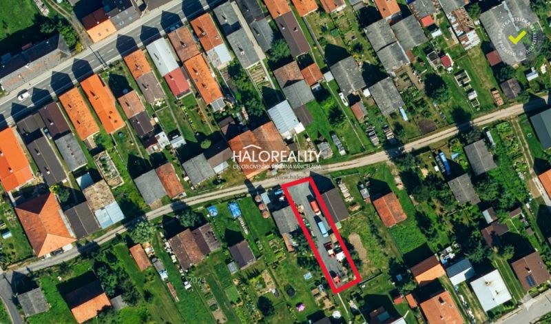 Aerial view of a residential area in Hybe, recreational plots marked with a red outline.