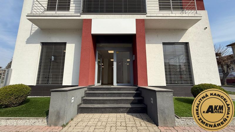 Entrance to the commercial space on J. Švermu Street in the city of Zvolen.