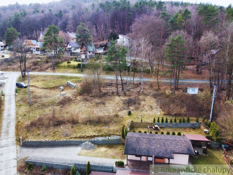 Cottages in Kvakovce surrounded by forest and countryside during autumn.